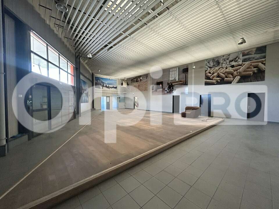 A louer local commercial-showroom 239m² Compiègne