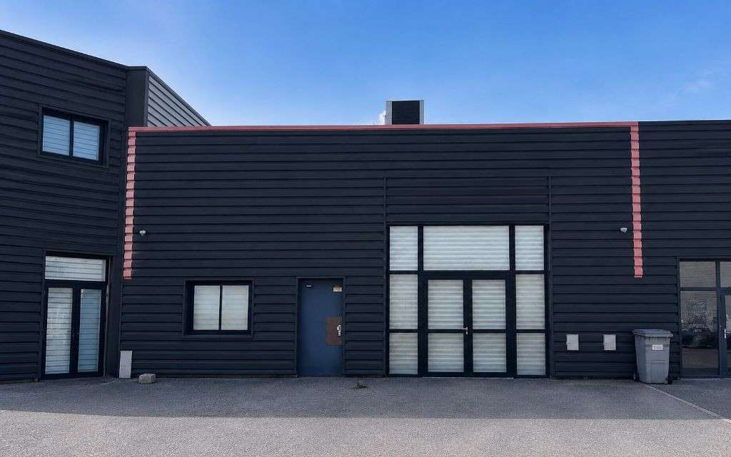 Loue local commercial de 170m² en zc à Mions