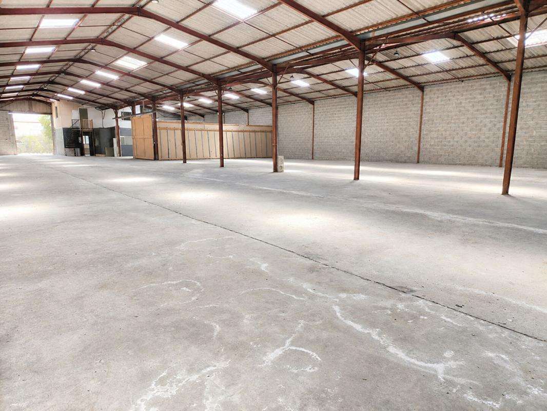 Entrepôt 1200m² sur 3000m² clos à Saint-Alban