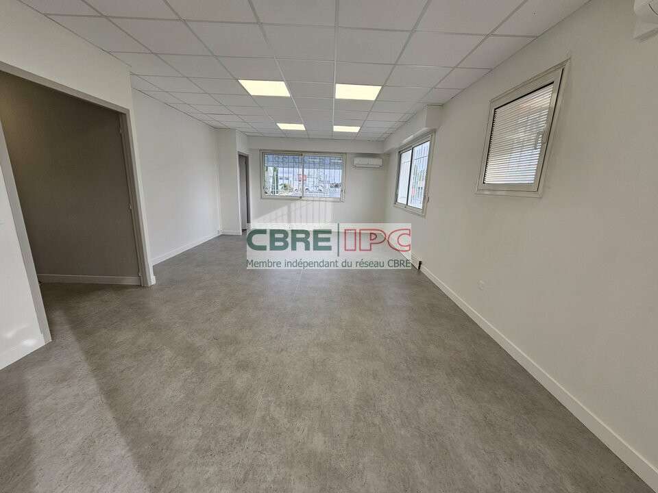 Location local d'activité bureaux de 609m² à Lons