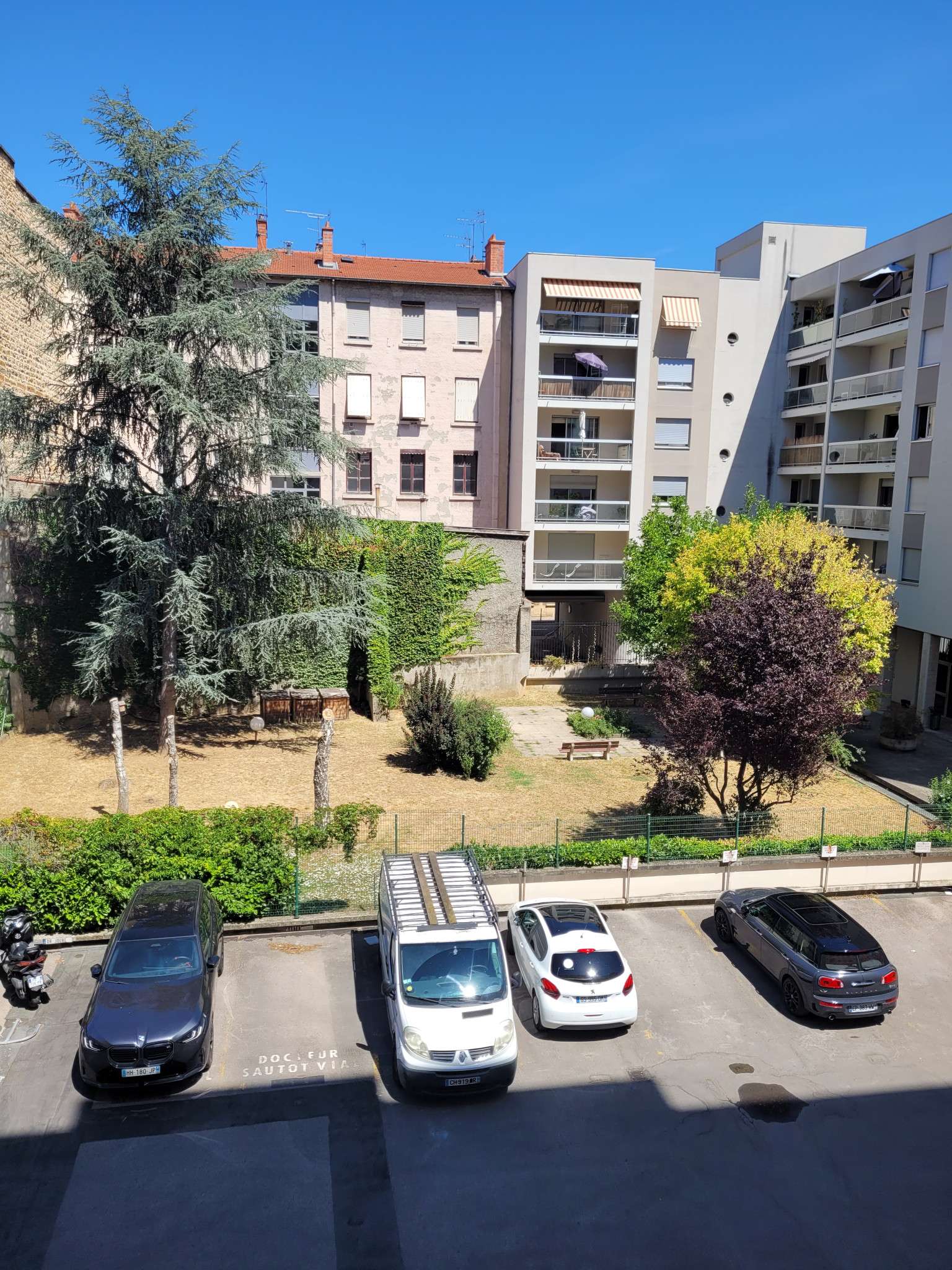 A louer bureau 112m² devant métro Lyon 6 Massena