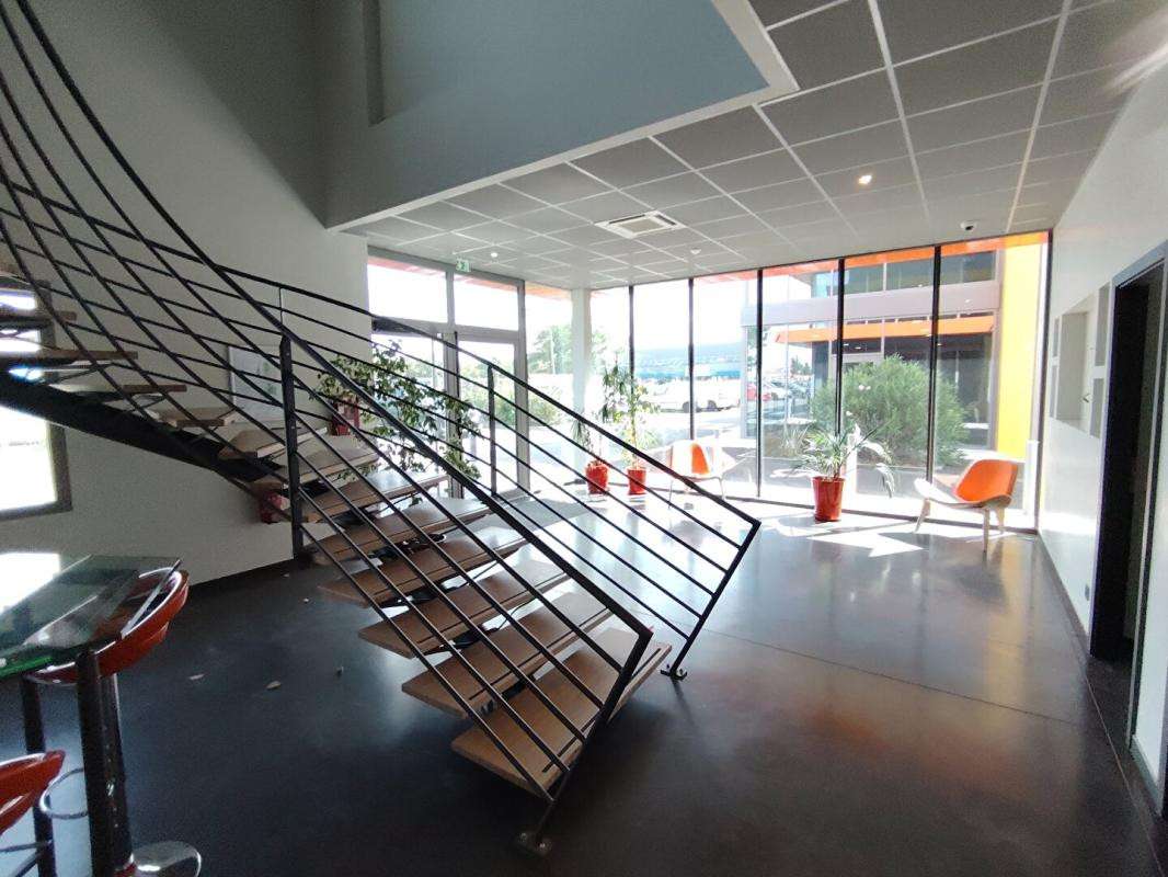 A louer local 750m² divisibles ZI En Jacca 