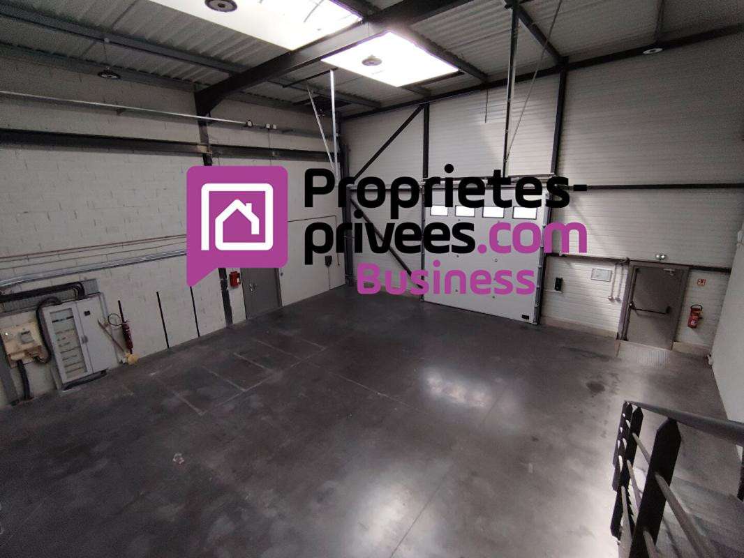 A louer local 410m² avec bureaux ZI En Jacca 