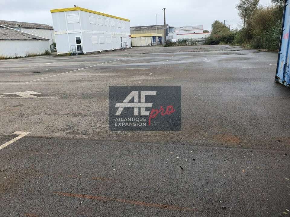Loue terrain indus 2500m² avec sanitaires à Donges