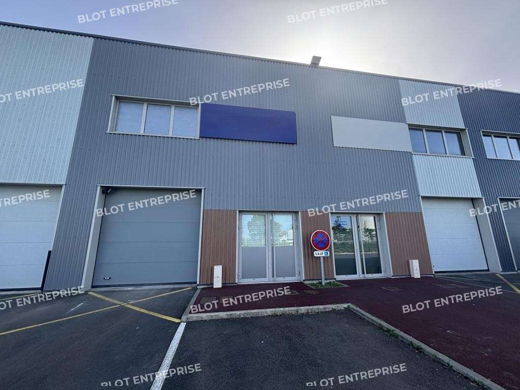 A louer locaux d'activités 234m² Montbert RD137
