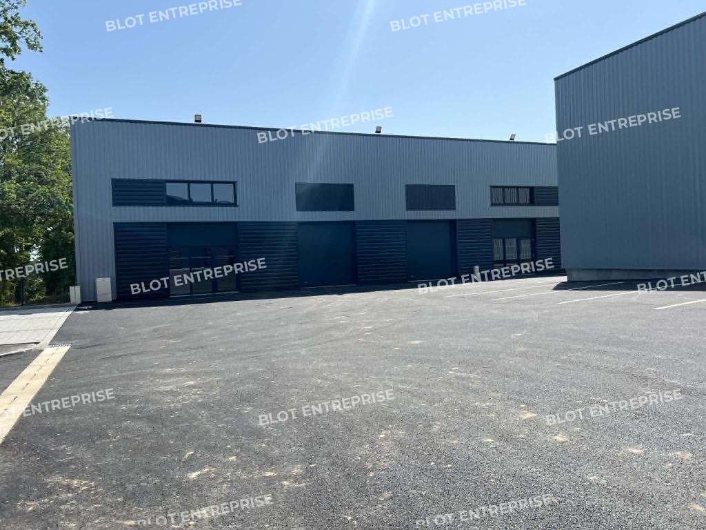 A louer local activités 292m² St-Aubin-du-Cormier