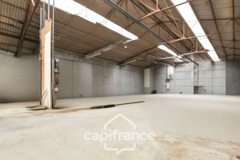 Entrepôt logistique 2200m² à vendre en ZI à Yzeure