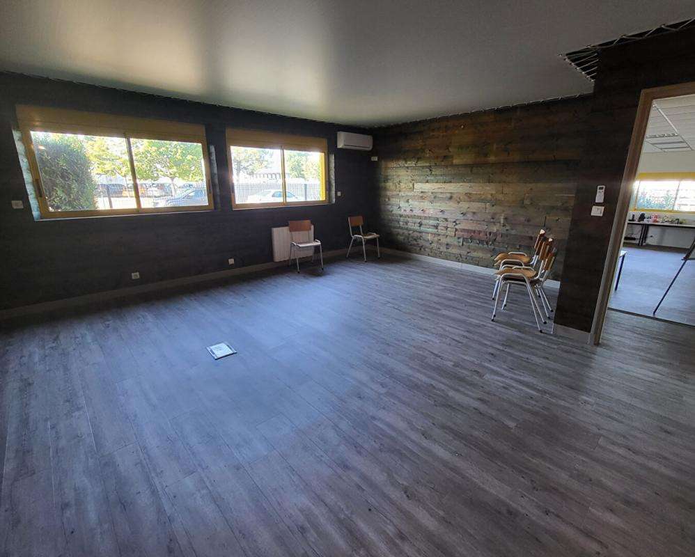 A louer bureaux de 105,37m² en za à Champagné
