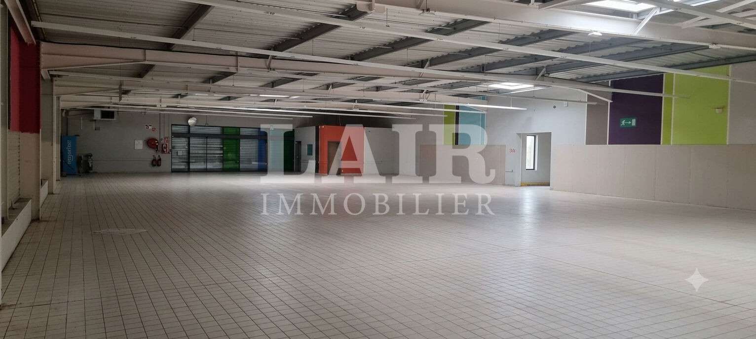 Loue local commercial 1060m² à Fresnay-sur-Sarthe 