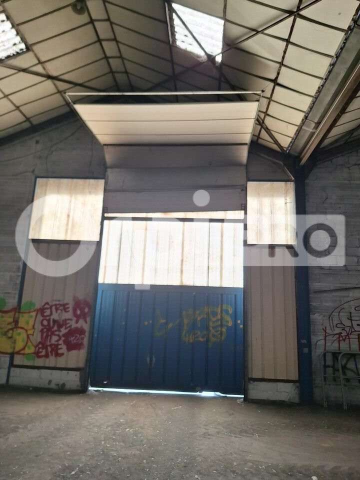 Loue locaux d'activité de 500 à 2850m² à Attichy
