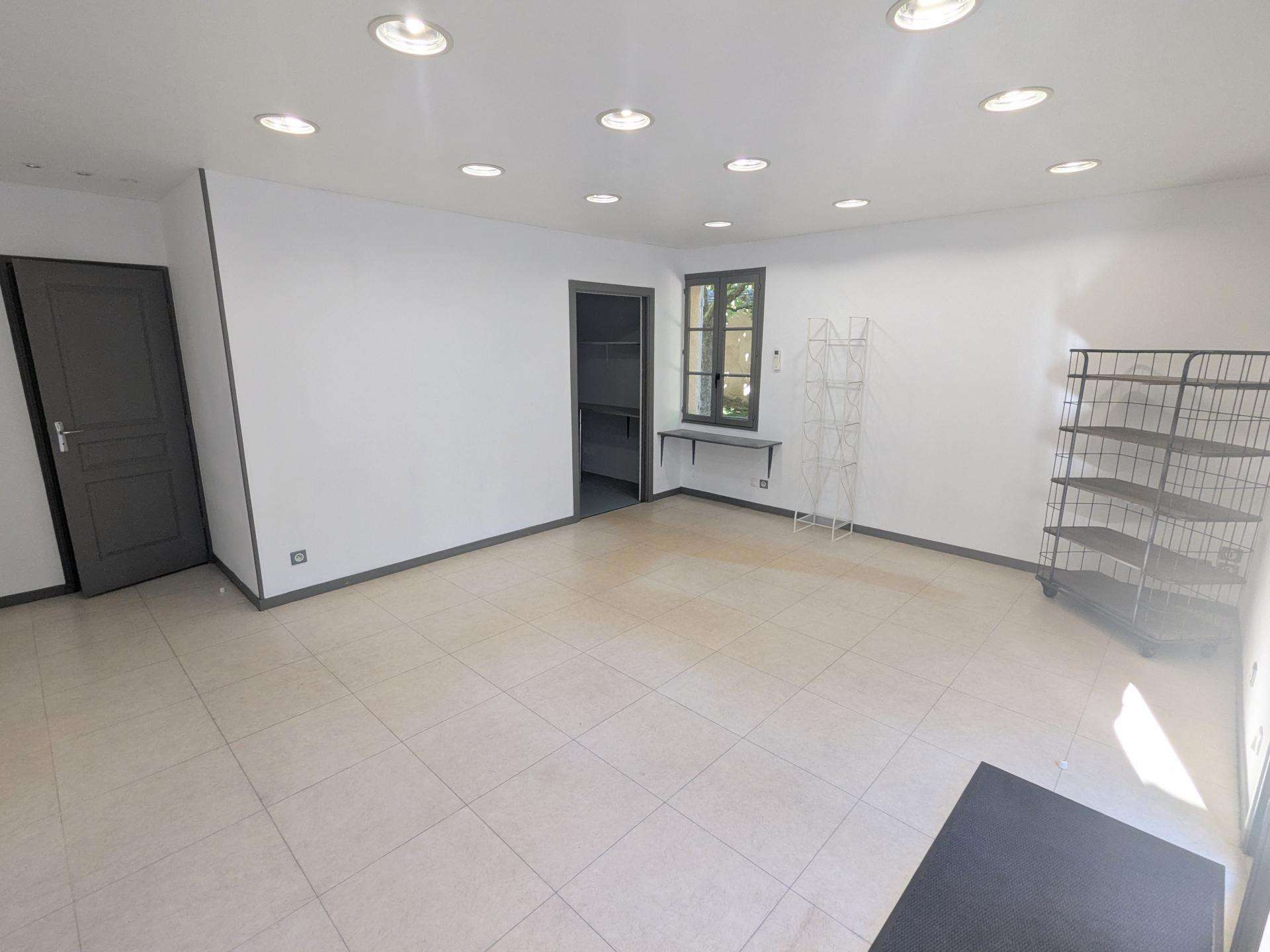 Vente local commercial de 67m² au cœur de Léré