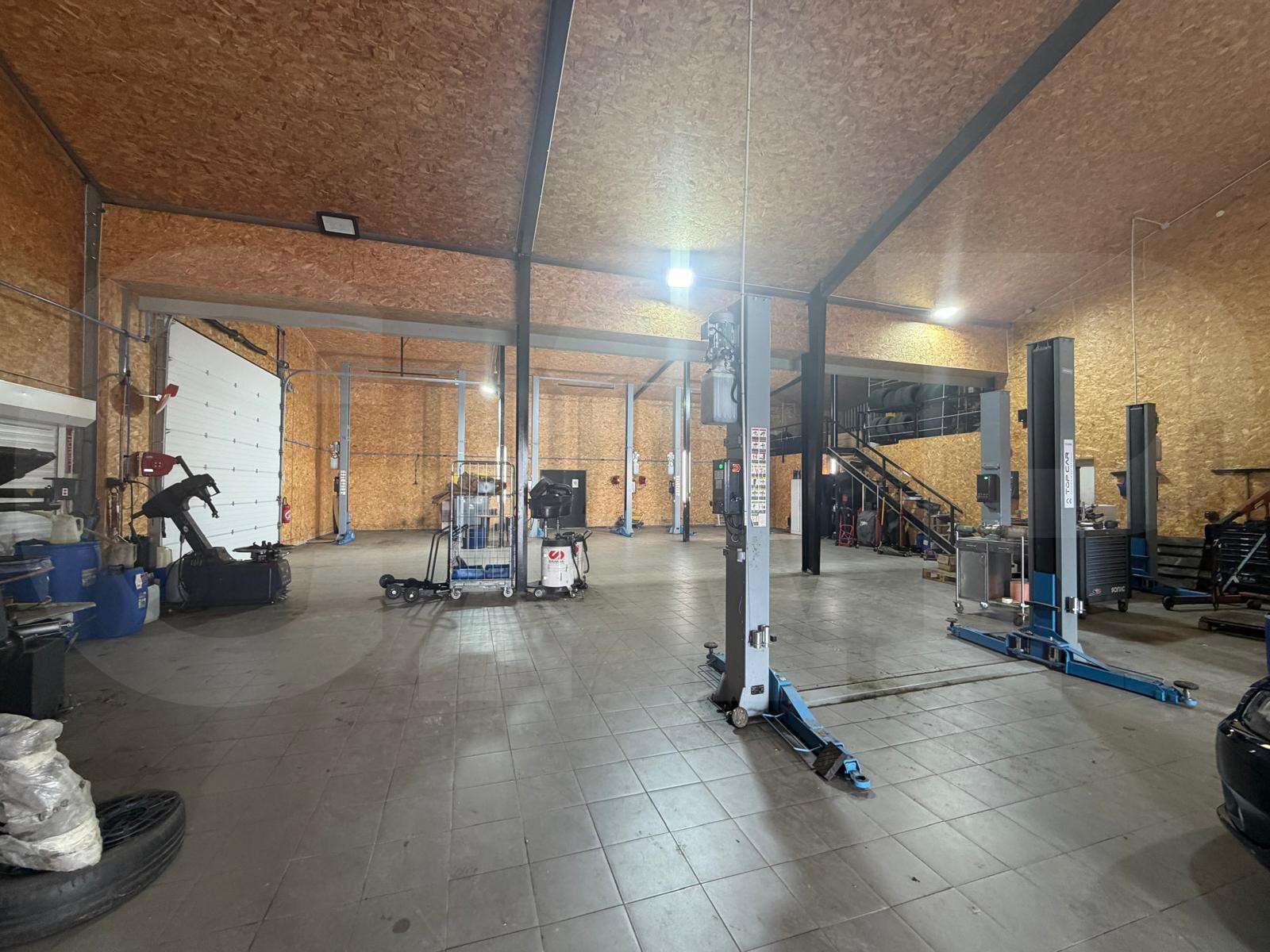 A louer local d'activité bureaux 880m² à Coëtmieux