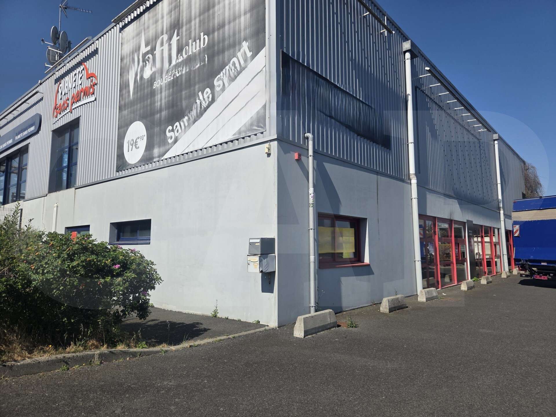 A louer local commercial de 550m² en ZA Langueux