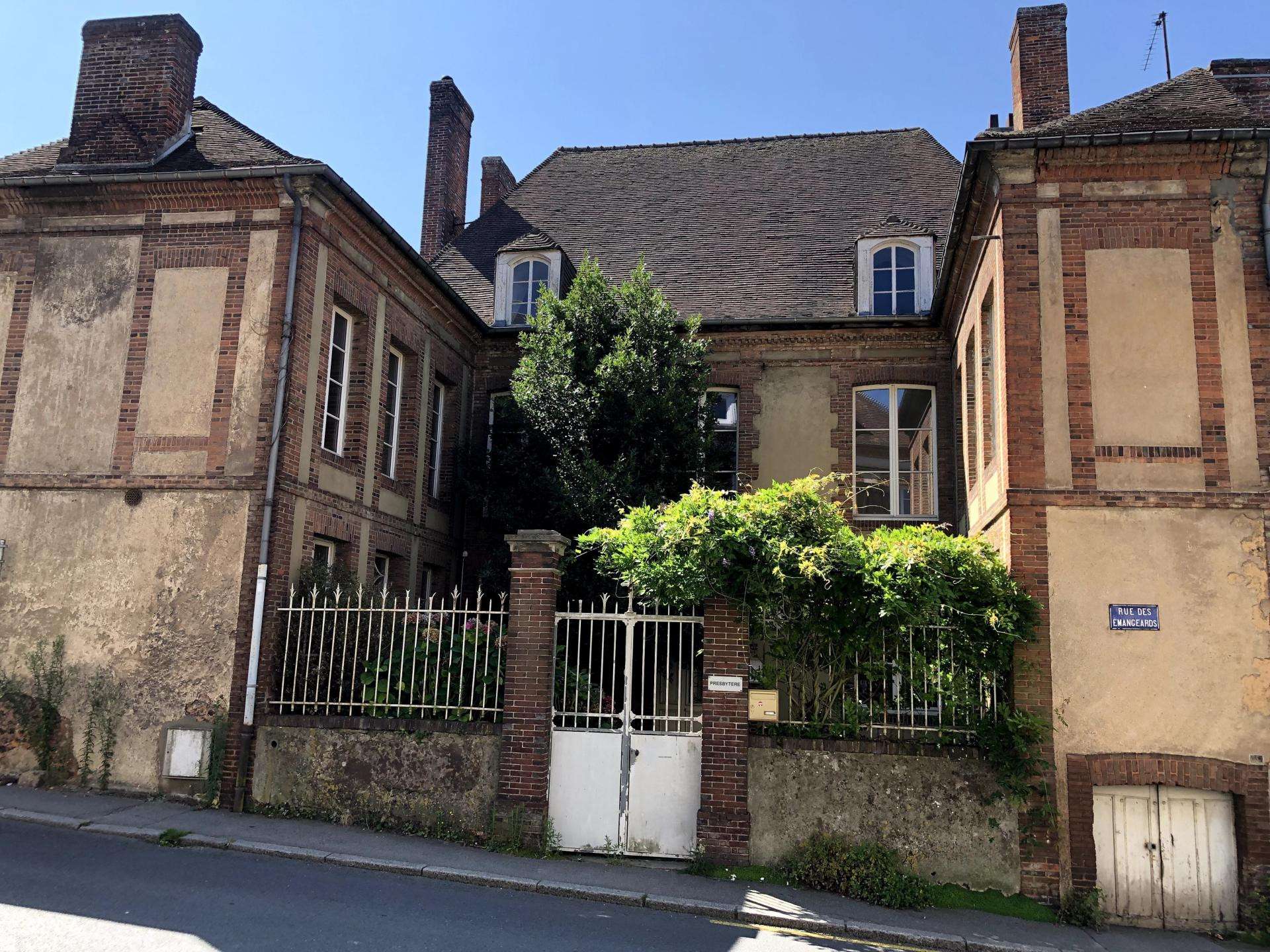 AV Beau presbytère à aménager 340m² à l'Aigle