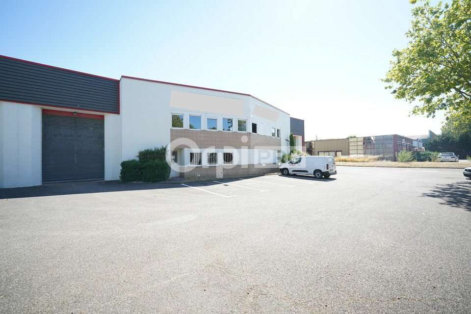 Local d'activité de 370m² à louer à Saint Priest