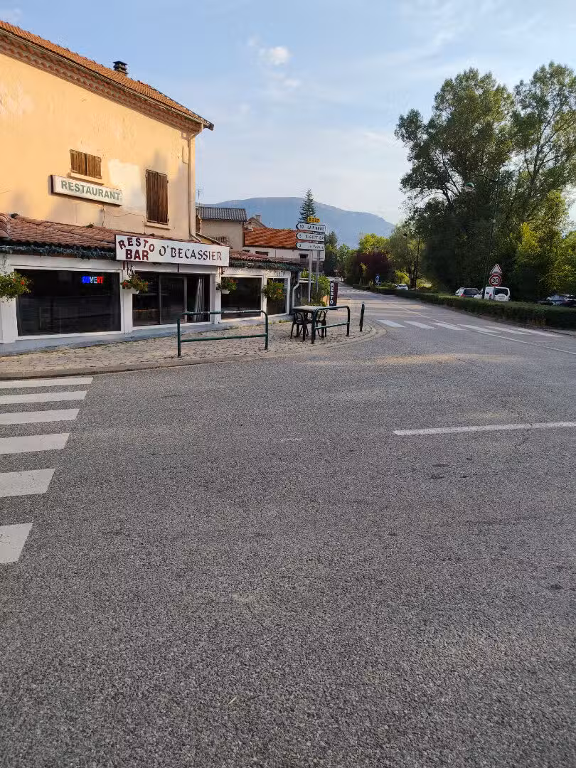 Cède restaurant rénové four à pizza neuf Aspremont