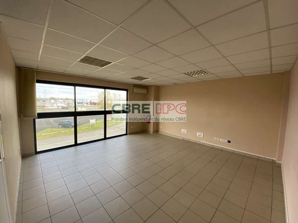 Location local professionnel 142m² à Lons Centre