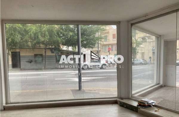 À louer local commercial 157 m² à Perpignan