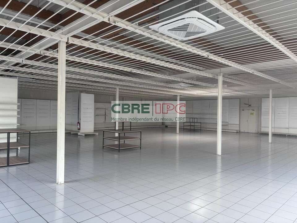 Location local commercial 691m² à Lescar Monhauba