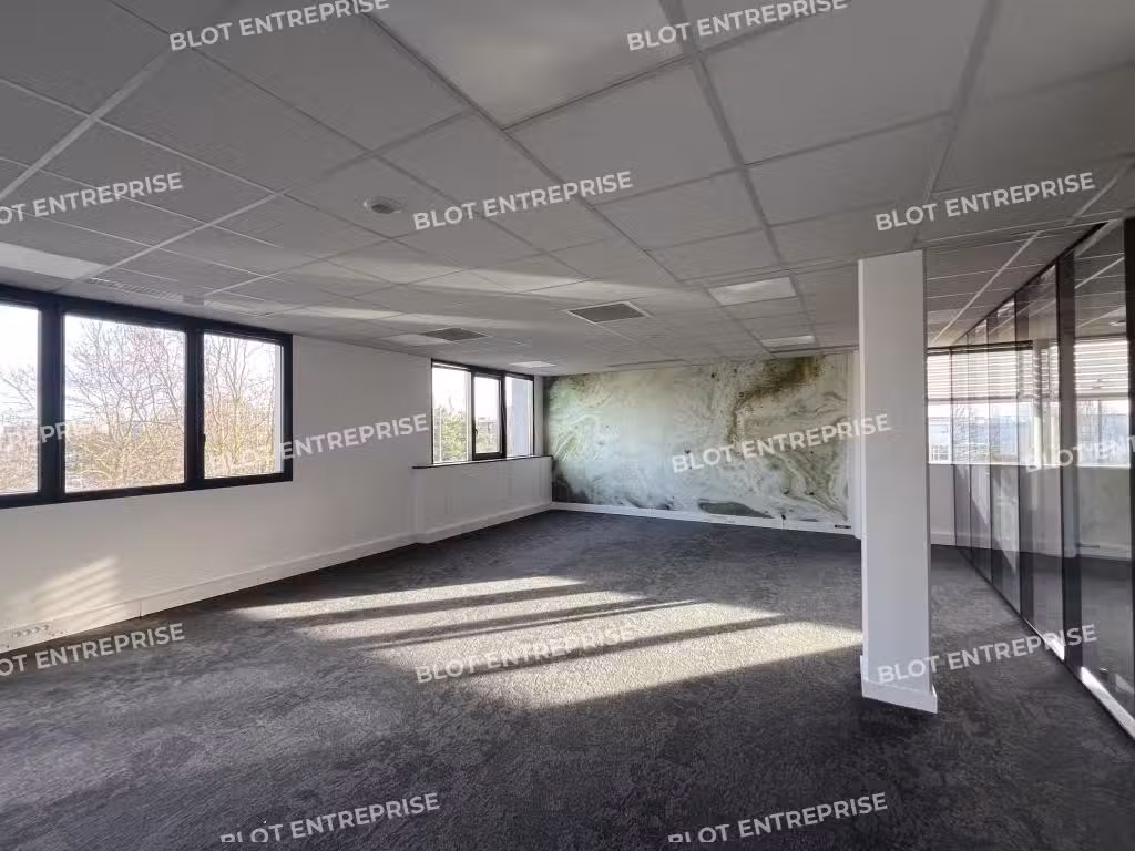 A louer beau plateau aménagé 676m² à Rennes 