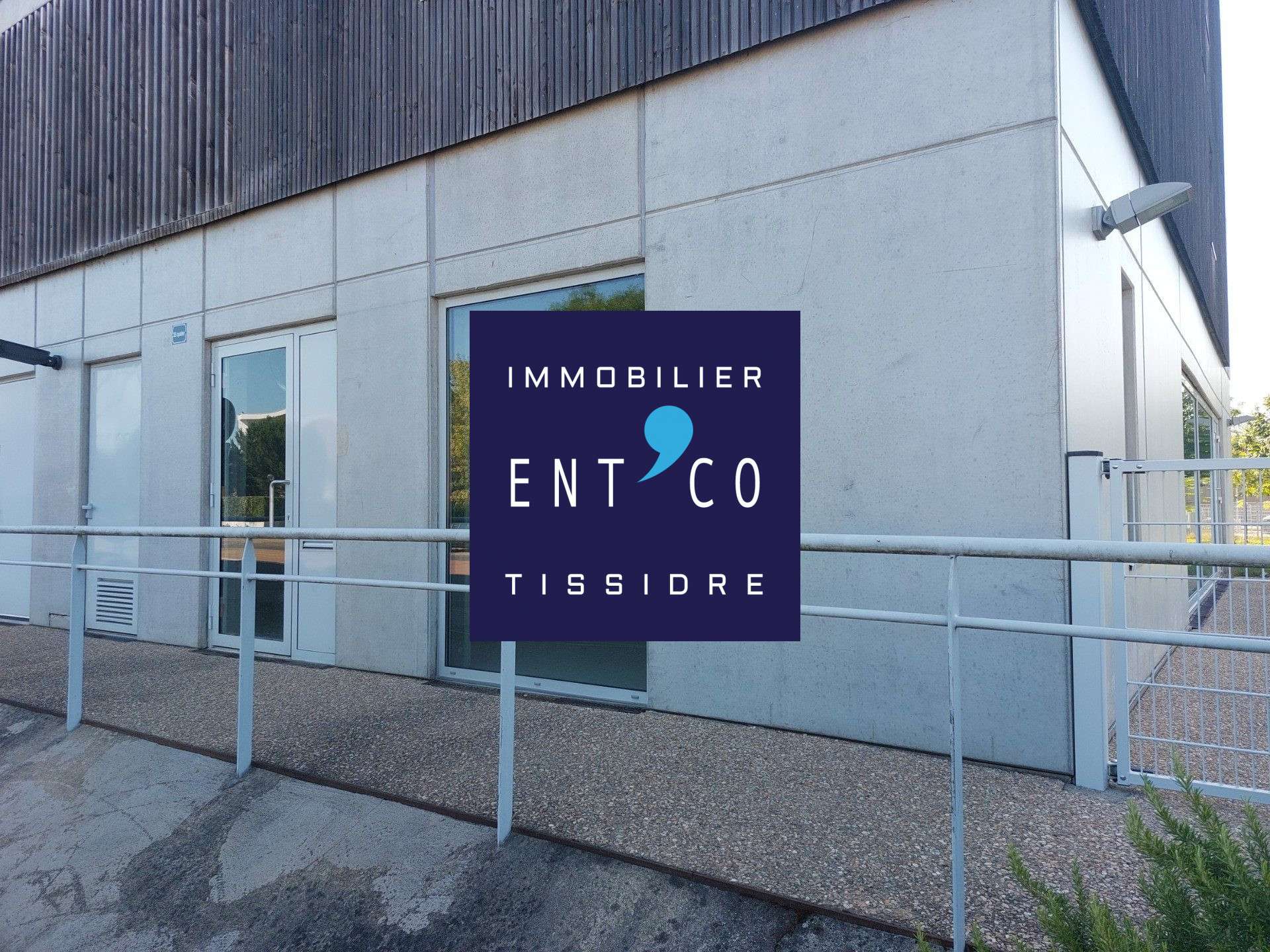 A louer local commercial neuf de 115m² le Passage
