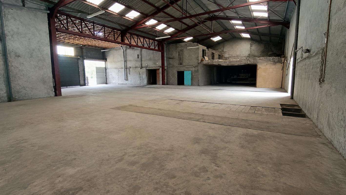 Vente local 650m² avec hangar et maison en Meuse