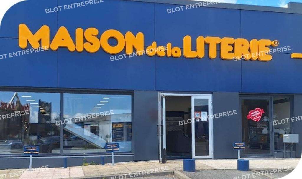 A louer local commercial  417m² en ZAC à Trignac