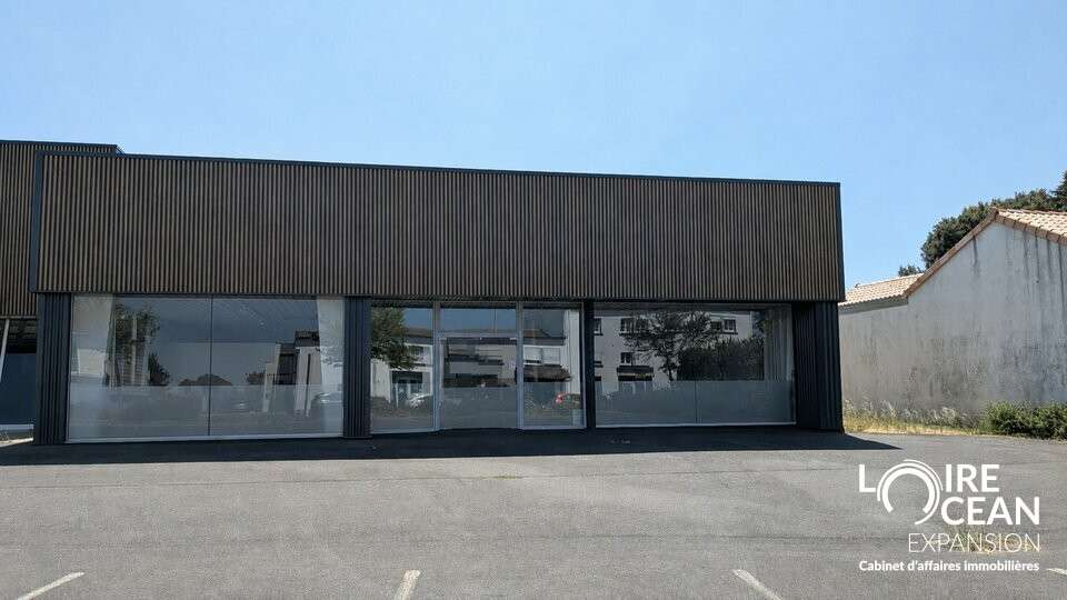 Local commercial 560m² à louer axe passant Cholet