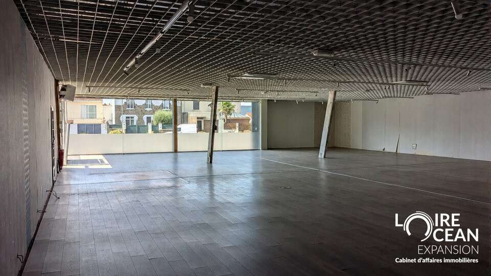 Local commercial 360m² à louer Cholet axe passant