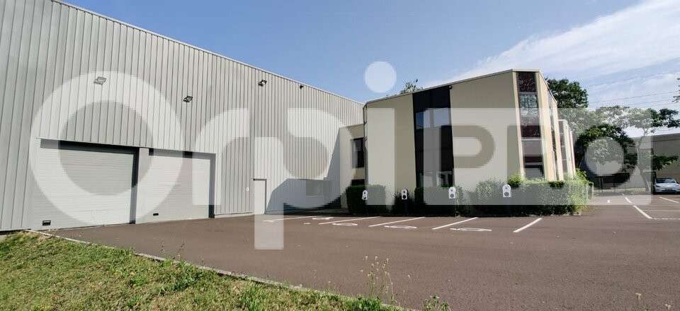 Loue local d'activités 4542m² zi Eglantier Lisses