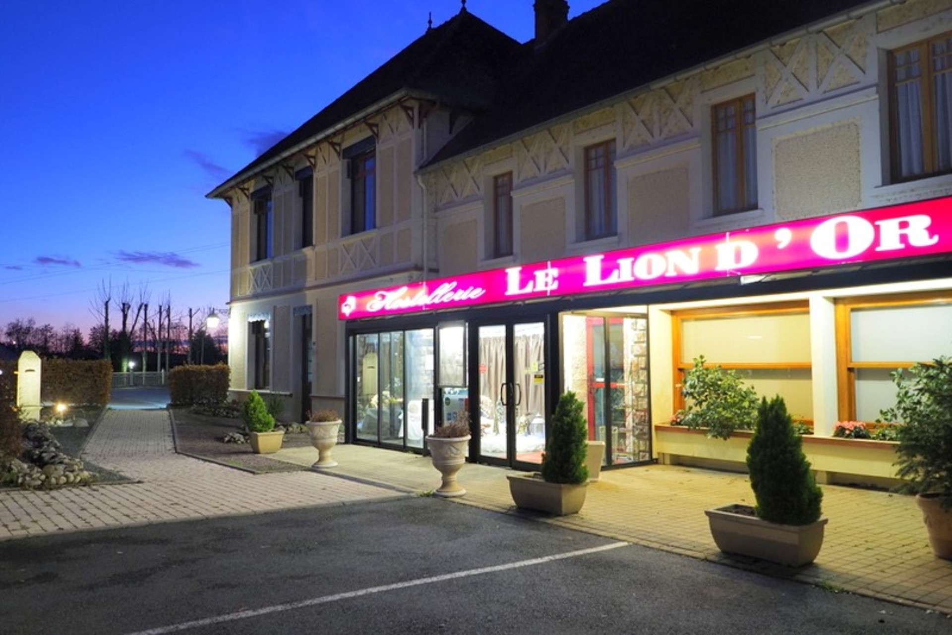 AV murs et fond hôtel restaurant proche Montluçon