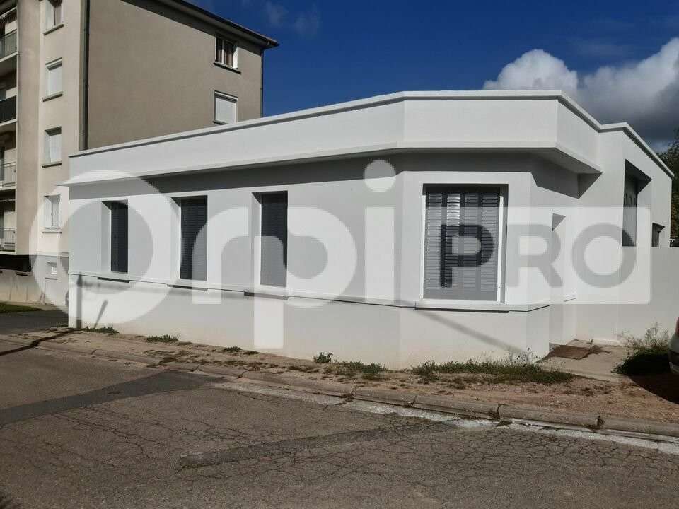 A louer entrepôt et bureaux à Désertines