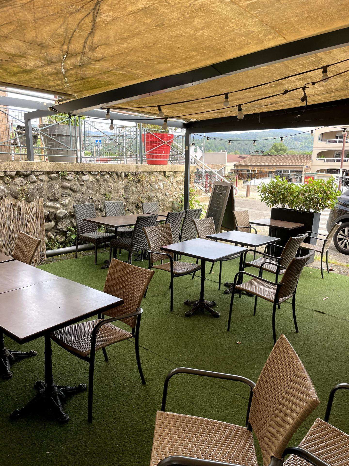 AV restaurant axe routier avec terrasse parking
