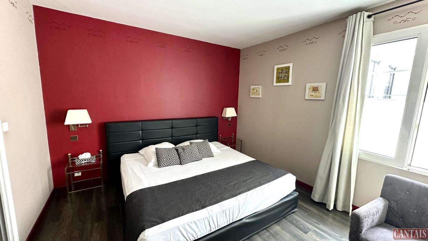 Vente hôtel bureau proche ville touristique 30