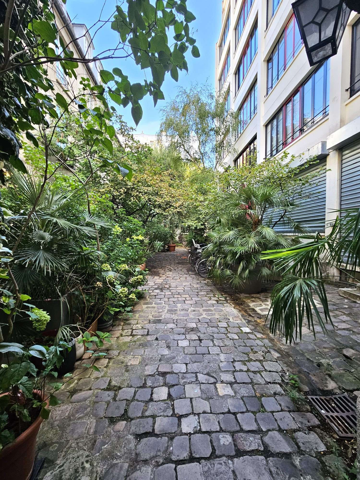 Loue local sur cour 290m² Paris 75011 Bastille