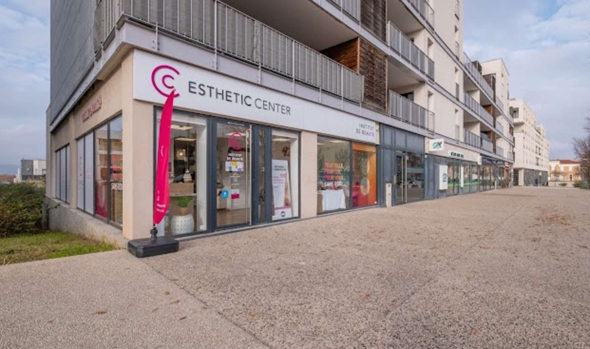 Murs libres d'angle 130m² à vendre à Sathonay-Camp