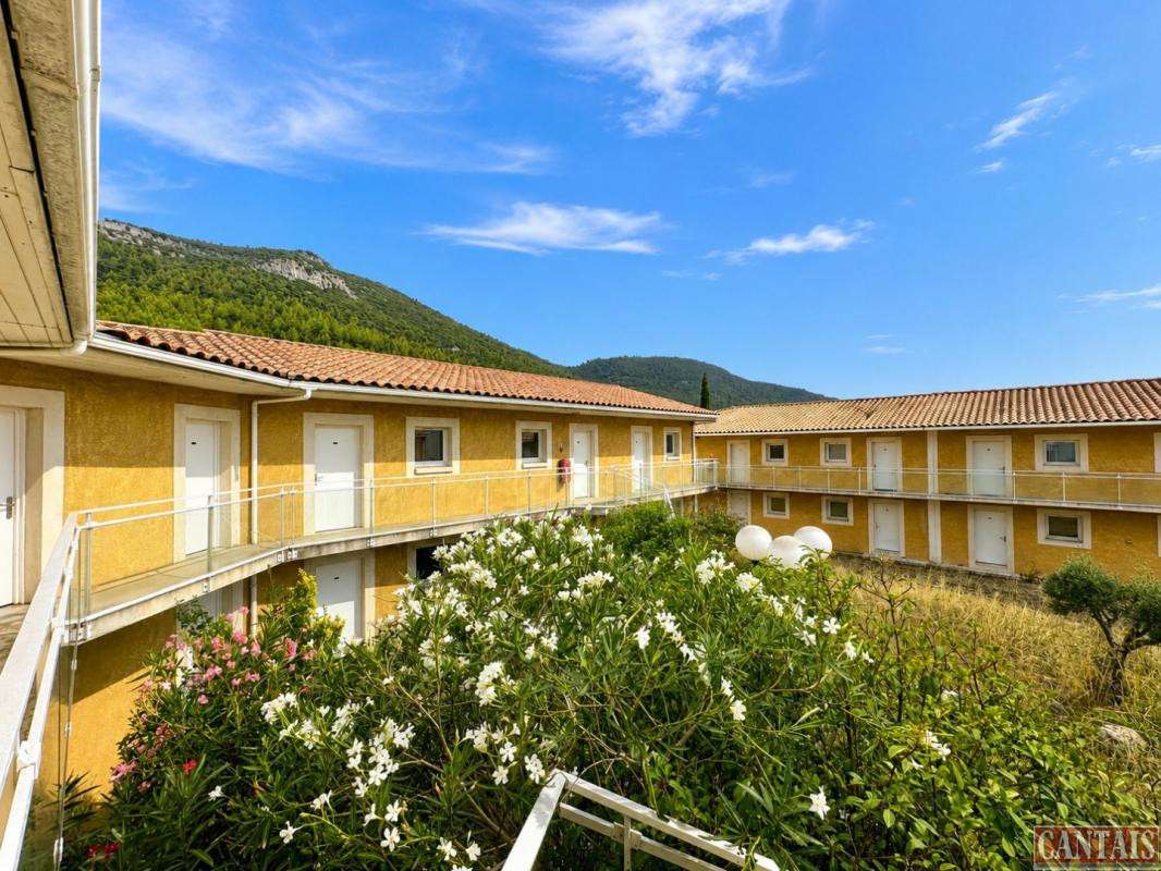 Vente hôtel bureau sortie d'autoroute en Provence