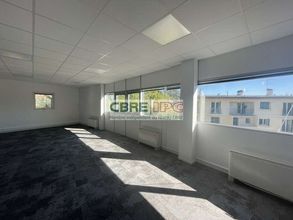 Location bureaux  67m² R+1 avec parking à Pau