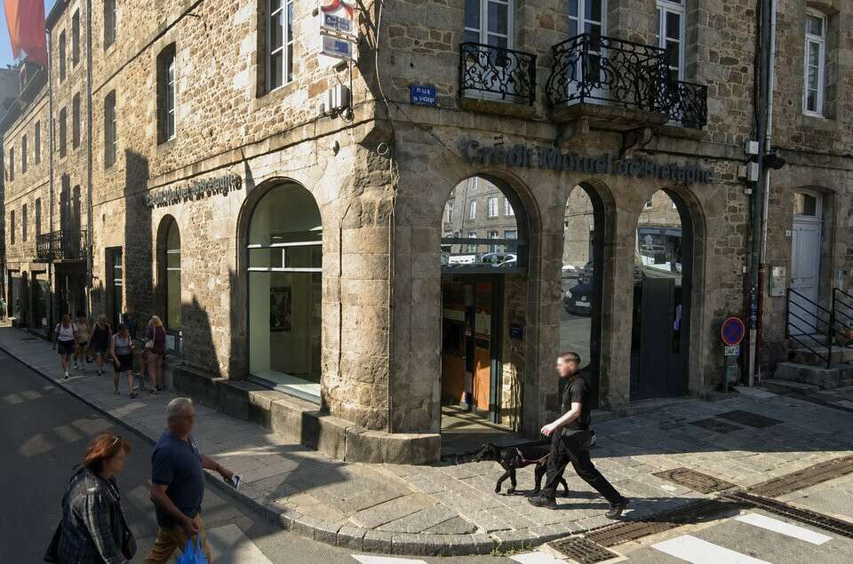 Local commercial de 174m² à louer en angle à Dinan