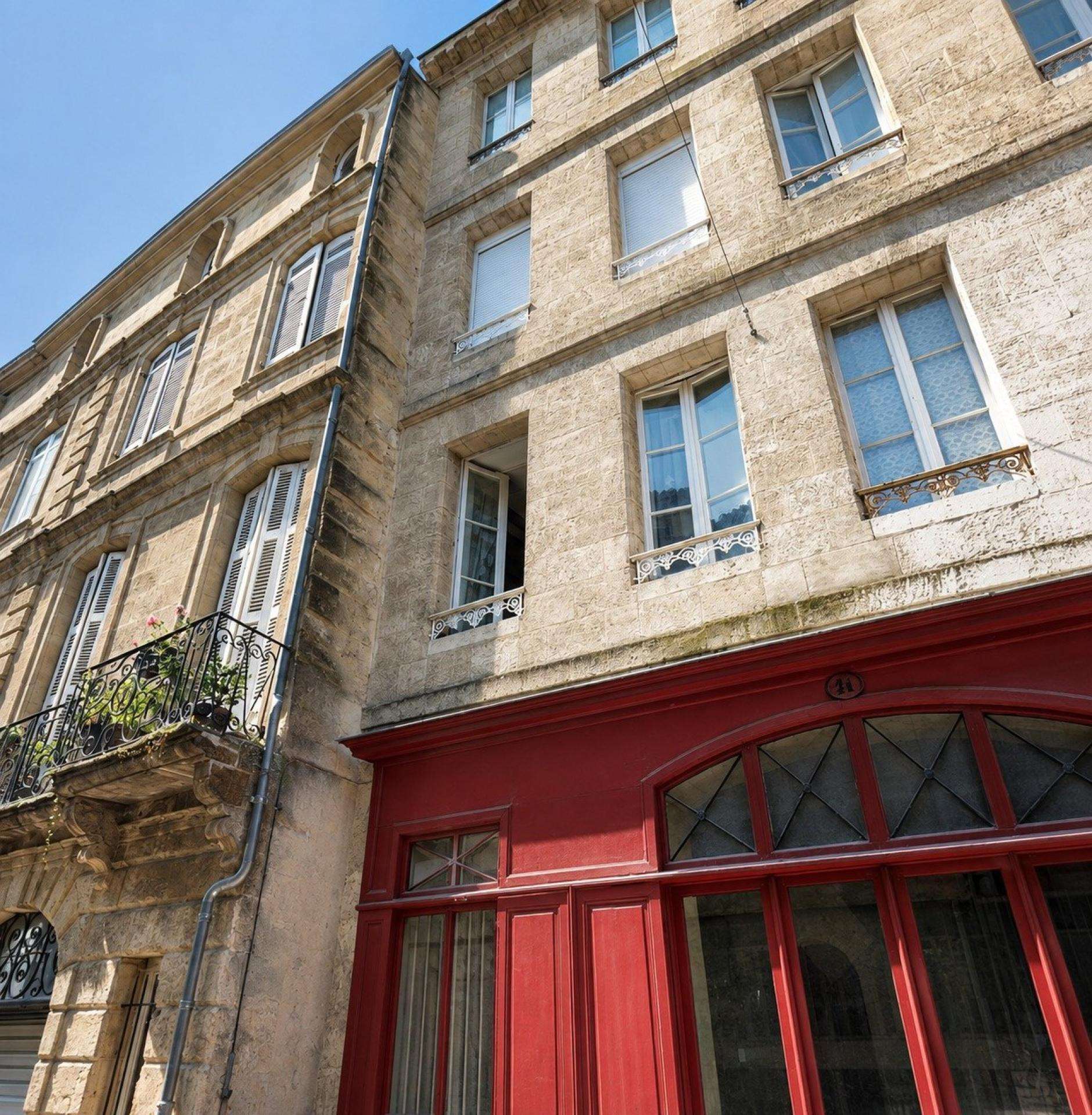 Local 104m² avec mezzanine et bureau à Bordeaux