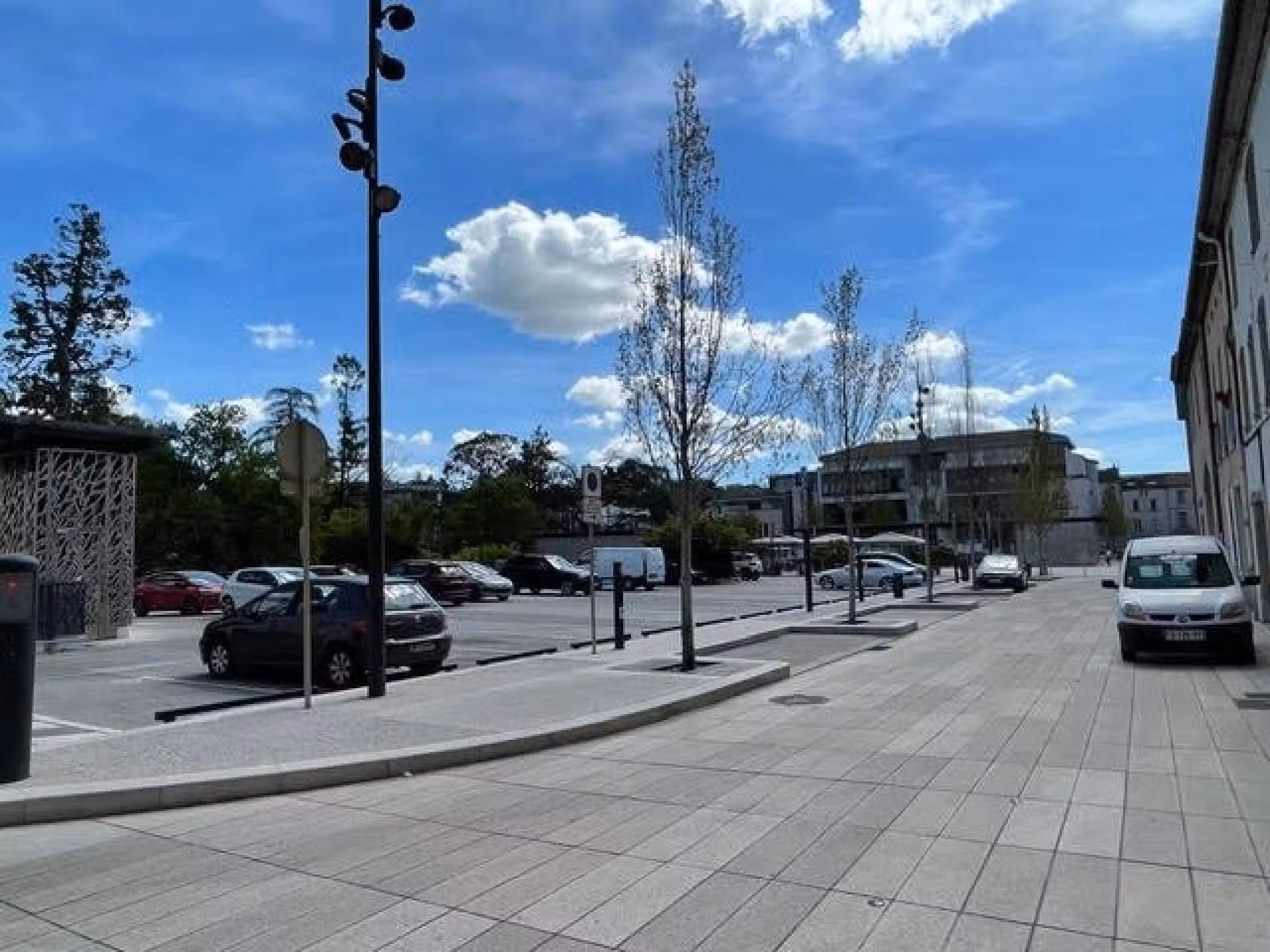 Local professionnel 33m² face au Jardin du Mail 