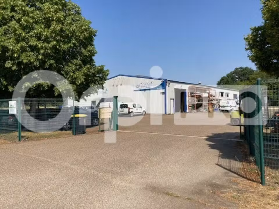 A louer entrepôt stockage 276m² ZA Près la Forêt