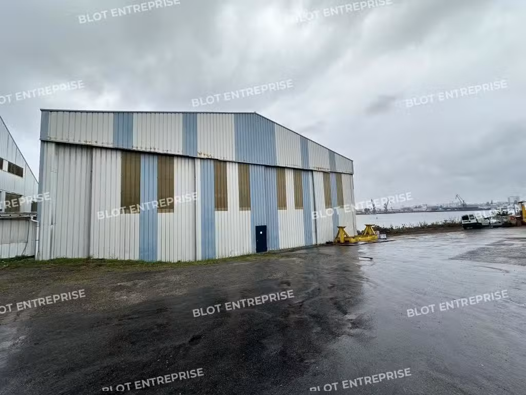 A vendre bâtiment 3150m² face à la Rade de Lorient