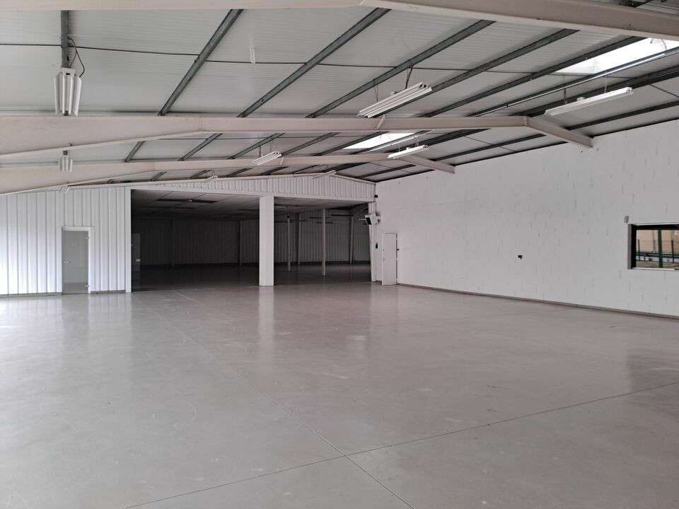 A louer local commercial 1750m² empl top à Betton