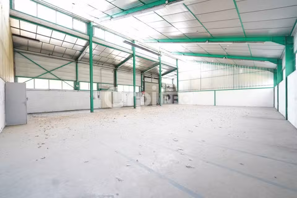 Local d'activité de 730m² à vendre à Mornant