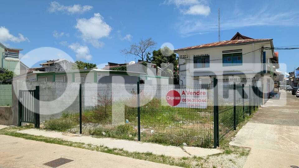 Terrain de 159m² à vendre en angle de rue Cayenne