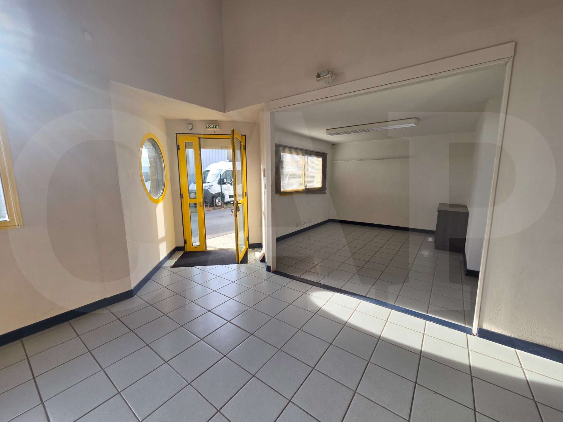 A louer bureaux 175m² visibilité rN12 à Pommeret