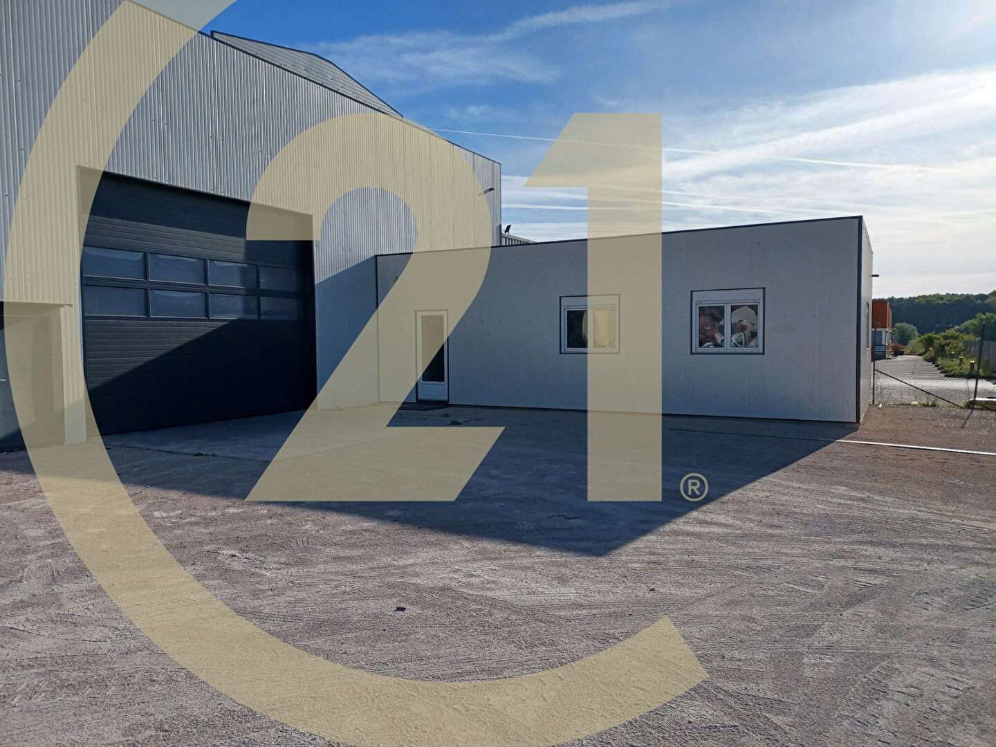 Local de stockage neuf de 585m² à louer à Louhans