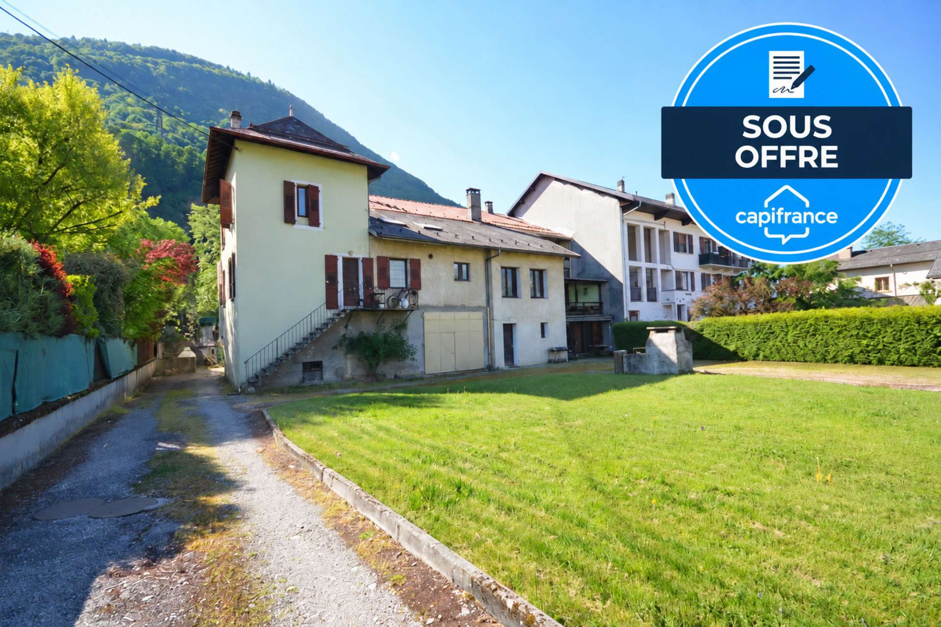 Ensemble immobilier de 8 appartements + murs