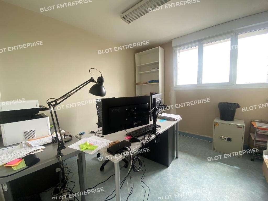 Loue bureaux de 200m² à Saint-Martin-des-Champs